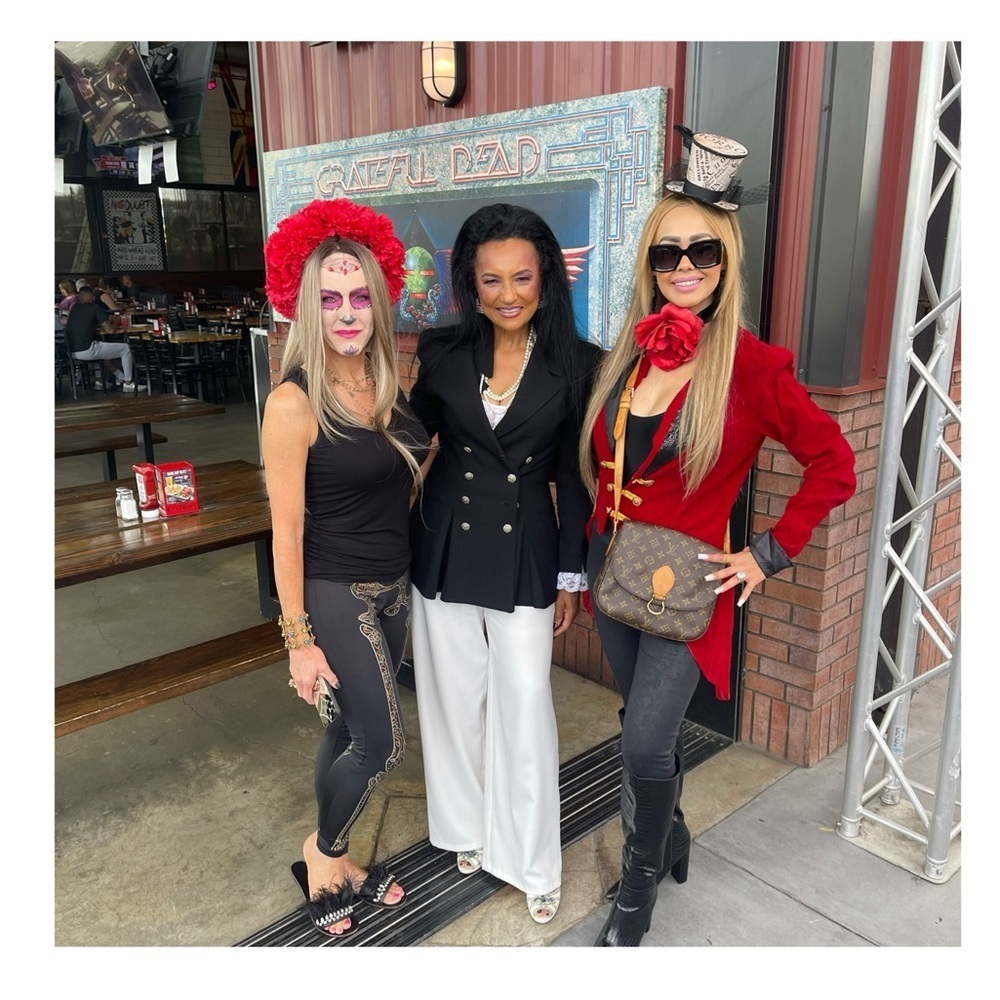 👭👚🧥👗👜👛👒👠👡👢 - Picture 10 of 10